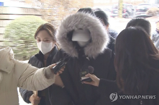 영장실질심사 출석하는 20대 벤츠 음주운전자.<연합뉴스>